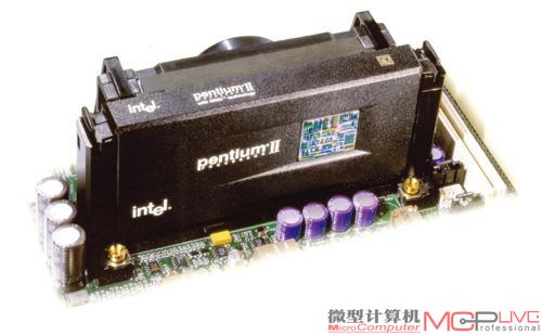 1997年4月7日，英特尔发布了Pentium Ⅱ，接口从Socket 7转为Slot 1，内部集成了750万个晶体管，并整合了MMX技术。Pentium Ⅱ不是一款经典的产品，但性能足够出色。