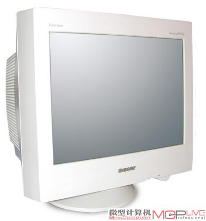 索尼E200采用FD Trinitron显像管，是2000年17英寸CRT显示器中的经典产品。索尼E200不仅图像显示质量真实，而且价格不高，获得了2000年度编辑选择奖。