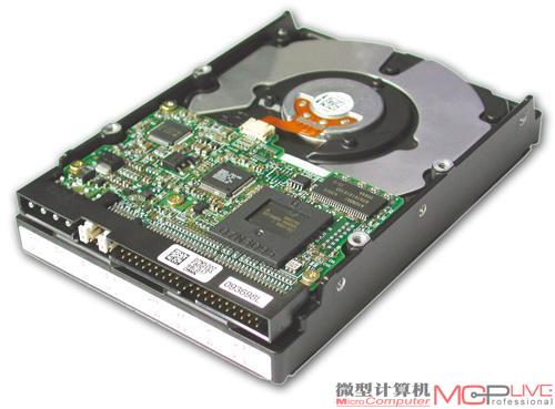 以玻璃作为存储介质着实使IBM 75GXP硬盘卖点大增，加之GMR巨磁阻技术的采用，IBM 75GXP硬盘在当时获得了性能第一的宝座。但由于玻璃材质散热性能的欠缺以及7200rpm高转速带来的高发热量，使得该系列硬盘的故障率较高，可谓失败的经典。