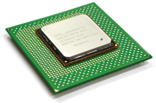  这一年，Pentium 4正式登上IT大舞台，虽然业界对这款产品充满了种种质疑，但丝毫无法妨碍它开始了长达数年的风光历程。