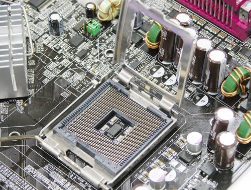 Socket 478向LGA 775的架构转变在2004年并不顺利，其根源在于相搭配的DDR2内存和PCI-E显卡尚未成熟。