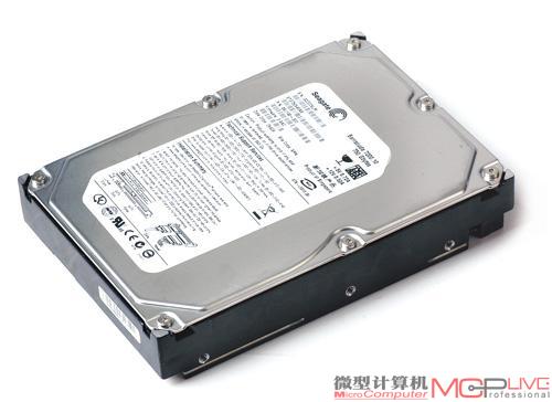 传说了多年的垂直记录硬盘开始量产，首批产品包括了希捷7200.10系列。至此主流硬盘登上了200GB以上的台阶，而高端的750GB硬盘也超越了所有竞争对手。