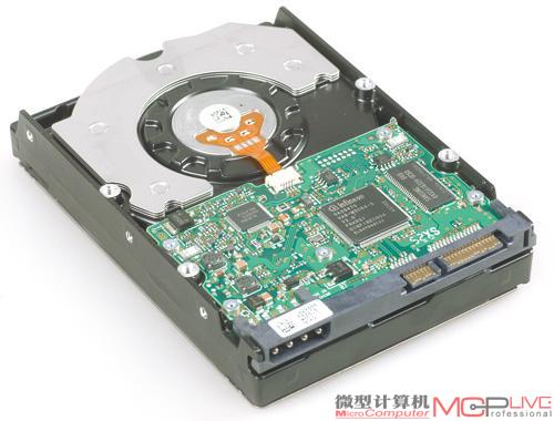 硬盘的容量终于使用了TB（等于1024GB）作为单位，创造这个记录的是日立的Deskstar 7K1000，也许标志着硬盘“白菜”时代的彻底到来。