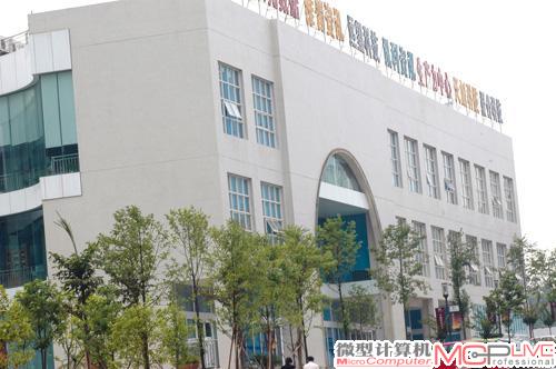 新的办公大楼坐落在重庆市渝北区风景秀丽的上丁企业公园内。《微型计算机》以一个全新的环境迎来了下一个10年的良好开端。