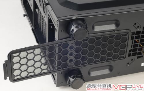 机箱底部有可拆卸的防尘网,四个脚垫是塑料的,脚垫底部有防滑胶。 机箱底部有可拆卸的防尘网,四个脚垫是塑料的,脚垫底部有防滑胶。