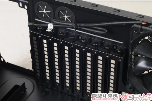 扩展槽挡板全部采用手拧螺丝。 扩展槽挡板全部采用手拧螺丝。