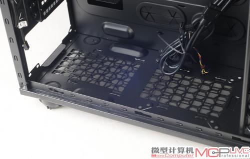 机箱采用电源下置设计,底部有大量通风孔。 机箱采用电源下置设计,底部有大量通风孔。