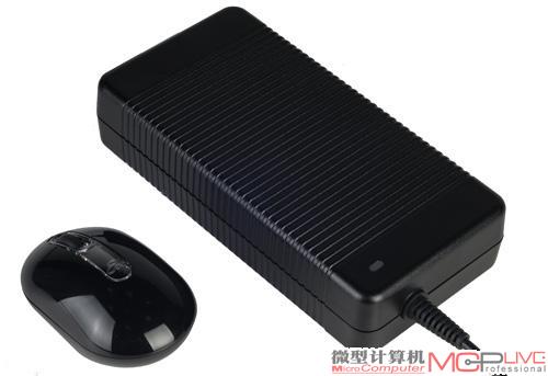 电源适配器看起来像个“板砖”，虽然这种顶级一体电脑不强调移动性，但是我们还是希望它的电源适配器能够内置。