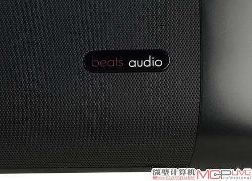 惠普TouchSmart610采用可变角度+滑动式支架，除了不能旋转外，我们可以很随意地使用它。