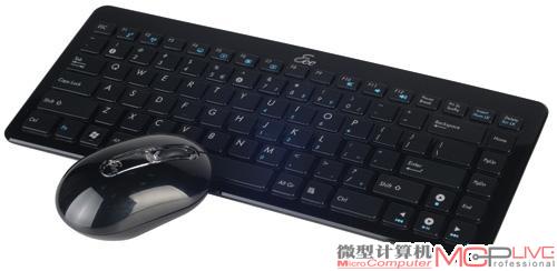 标配的键盘鼠标非常小巧，而且采用了黑色钢琴漆外观；这样做好处在于和前面板风格一致，坏处是容易留下指纹。