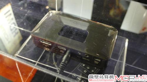 奥图码的掌上投影机,对比下面的遥控器你就知道有多小了。 奥图码的掌上投影机,对比下面的遥控器你就知道有多小了。
