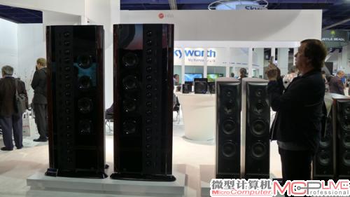 看看这个惠威的旗舰音箱,到底有多巨大呢?连洋哥们也驻足拍照,大家来配音。 看看这个惠威的旗舰音箱,到底有多巨大呢?连洋哥们也驻足拍照,大家来配音。