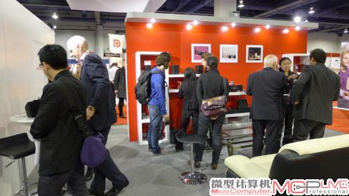 麦博的展台一片忙碌,咱轻声点,表打扰到人家。 麦博的展台一片忙碌,咱轻声点,表打扰到人家。