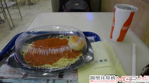 牢记spaghetti这个单词,这样,在hamburger和sandwich吃得想吐的时候,可以换个口味。没有热汤,只有可乐,而且习惯性加冰块……13.4刀,我要喝热汤啊啊啊啊。 牢记spaghetti这个单词,这样,在hamburger和sandwich吃得想吐的时候,可以换个口味。没有热汤,只有可乐,而且习惯性加冰块……13.4刀,我要喝热汤啊啊啊啊。