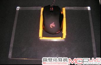 将鼠标平顺置入凹字形压克力放平后，点击左右按键可单边连续点击或交换边点击