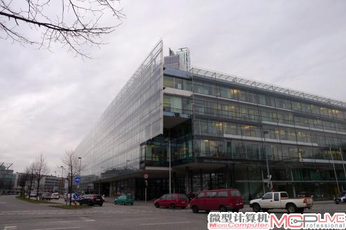 现代风格建筑的玻璃幕墙。