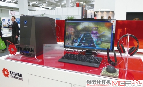 台湾精品展区的华硕游戏电脑也搭配了3D显示器