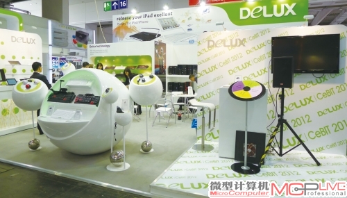 今年多彩展台的风格比以往更明朗、更清新。新品也相当丰富，各种外设产品琳琅满目。