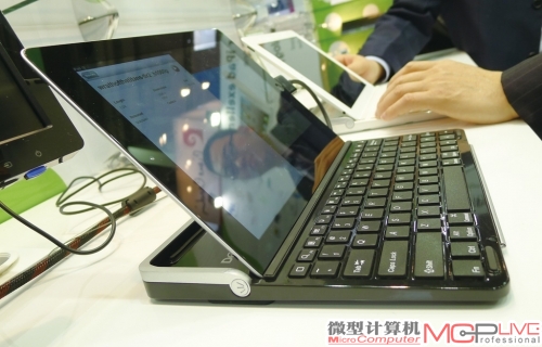 在多彩展台上，我们还看到了一款神秘产品，想知道它究竟是什么吗？别着急，多彩很快就会在国内发布这款产品的。