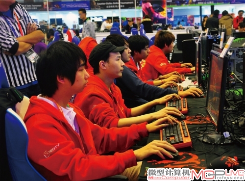 有《DotA》界“银河战舰”之称的DK俱乐部拥有诸多顶级选手，队长BurNing在国内也具备较高人气。DK战队曾在《DotA》领域获得过无数奖项，近的荣誉则是WCG2012世界总决赛《DotA2》亚军。DK战队的游戏装备全部由i-Rocks为其定制，包括键盘、鼠标和鼠标垫产品。其中又以IK3-DK机械键盘的表现抢眼，值得推荐。