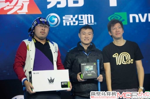 按照惯例，现场一定会随机抽取不少幸运观众，他们将有机会获得目前顶级的硬件产品。图为影驰科技CEO林世强先生与获得影驰780Ti HOF以及NVIDIA shield的玩家留影。