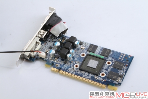 GTX750Mini的PCB布局相当紧凑，采用与公版相同的2+1相供电系统，全日系高品质固态电容。更重要的是，它无需外接辅助供电系统。