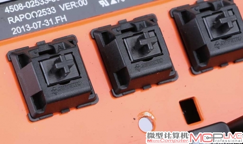 ⑤ 这是游戏玩家都比较钟爱的Cherry MX黑轴。黑轴的特点是压力较大，直上直下，反馈感和手感都较为强烈，深受众多游戏爱好者的好评。这也是目前受玩家欢迎的一种机械轴。