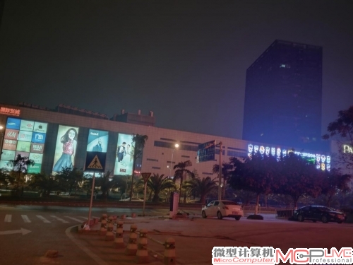 超级夜景模式下的夜拍样张和普通模式的对比,不但噪点更少,而且测光和曝光更完美,缺点就是要用到脚架或者固定好相机。 超级夜景模式下的夜拍样张和普通模式的对比,不但噪点更少,而且测光和曝光更完美,缺点就是要用到脚架或者固定好相机。
