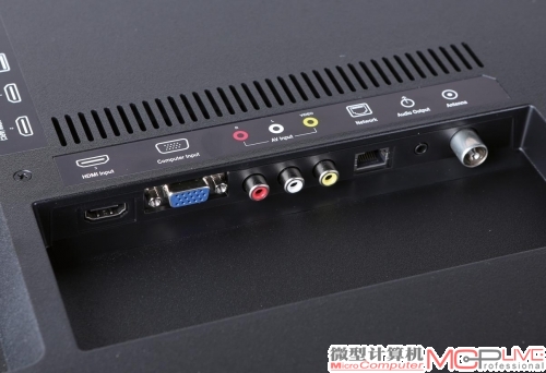 背部一块内凹的部分中安排了剩余的接口,缺少Micro SD卡槽是一个遗憾,毕竟现在存储卡的应用需求很多,价格也便宜。 背部一块内凹的部分中安排了剩余的接口,缺少Micro SD卡槽是一个遗憾,毕竟现在存储卡的应用需求很多,价格也便宜。