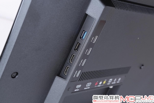 机身侧面安排了两个HDMI接口和两个USB接口,USB 2.0和USB 3.0各一个。这两类接口是大多数消费者在智能电视机上常用的,设计在侧面方便插拔,细节考虑周到。 机身侧面安排了两个HDMI接口和两个USB接口,USB 2.0和USB 3.0各一个。这两类接口是大多数消费者在智能电视机上常用的,设计在侧面方便插拔,细节考虑周到。