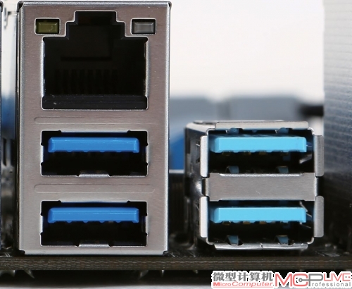从外观上来看与USB 3.0接口(左)相比，USB 3.1接口(右)大的不同是颜色由深蓝变为浅蓝色，并增加了接地弹片。