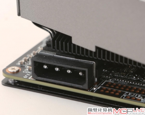 该显卡提供给玩家的D形接口,带电压测量点 该显卡提供给玩家的D形接口,带电压测量点